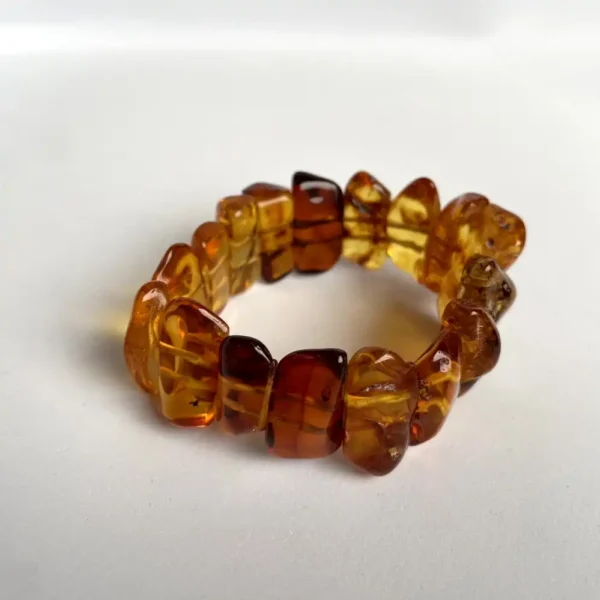 Stylish elastic amber bracelet with natural warm tones, perfect for everyday wear or special occasions.