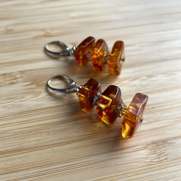 Stylish amber resin earrings and sparkling embellishments for elegant versatility.