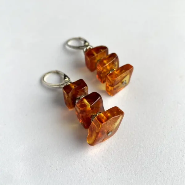 Elegant amber-stacked earrings in resin for a sophisticated look.