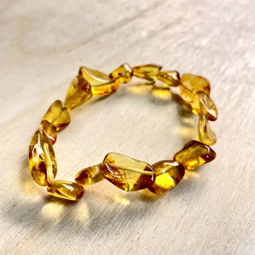 Elegant amber nugget bracelet with irregular beads, showcasing warm hues and natural beauty.
