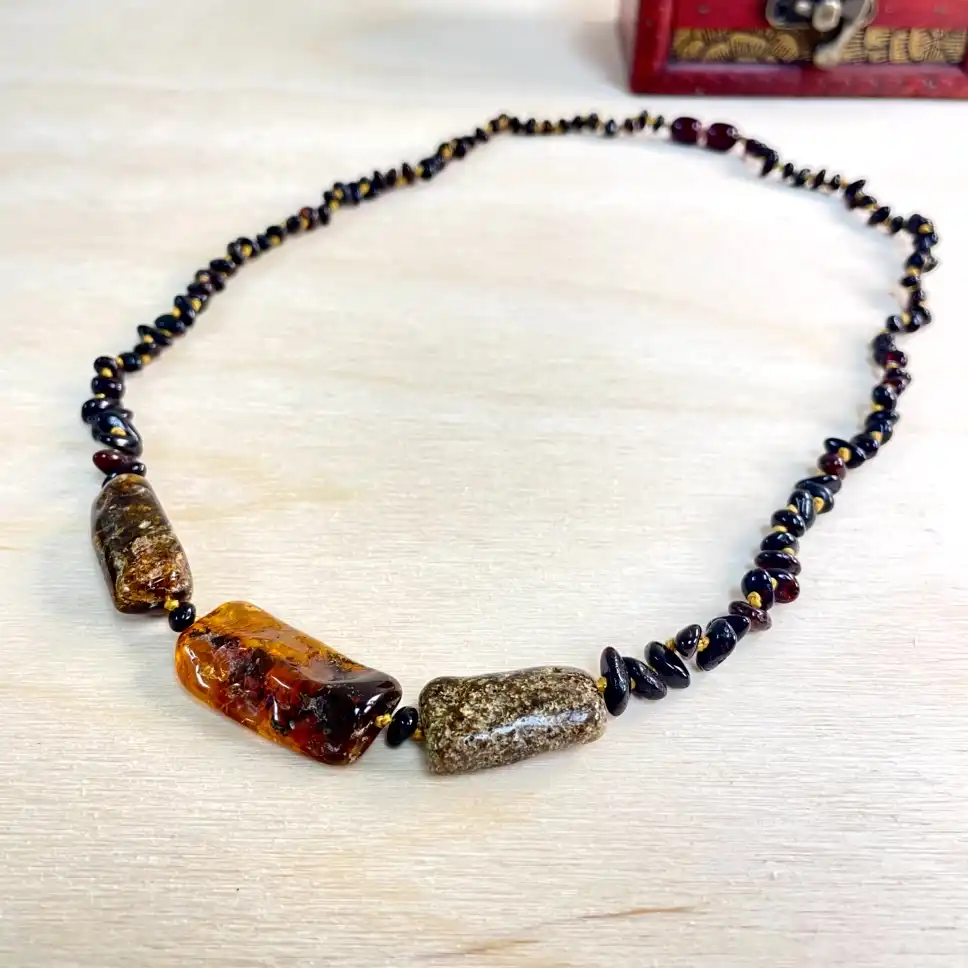 Elegant amber necklace with medium stones with natural stones and beads, perfect for any occasion.