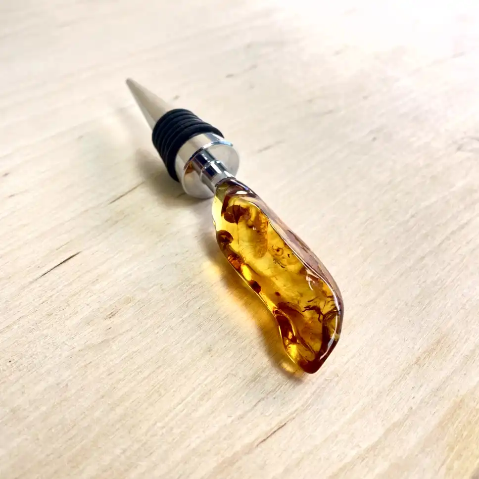 Elegant amber bottle stopper with metallic stem and rubber ring, perfect for wine enthusiasts.